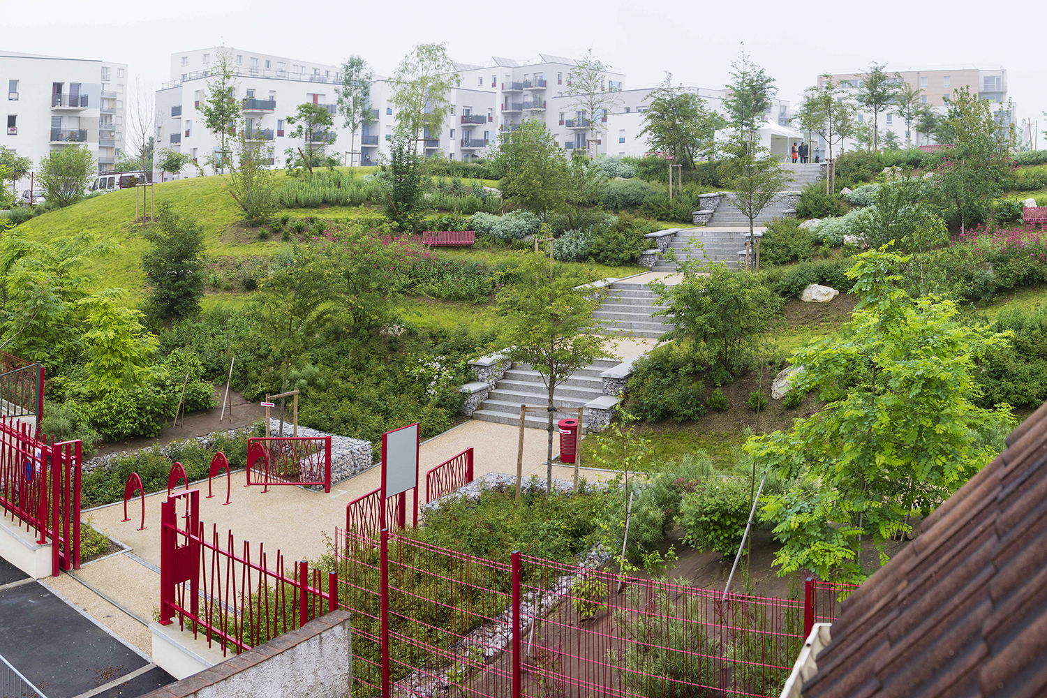 Structures de jeux pour enfants dans un espace vert arboré