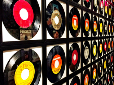 Mur décoré de disques vinyles encadrés, aux étiquettes colorées